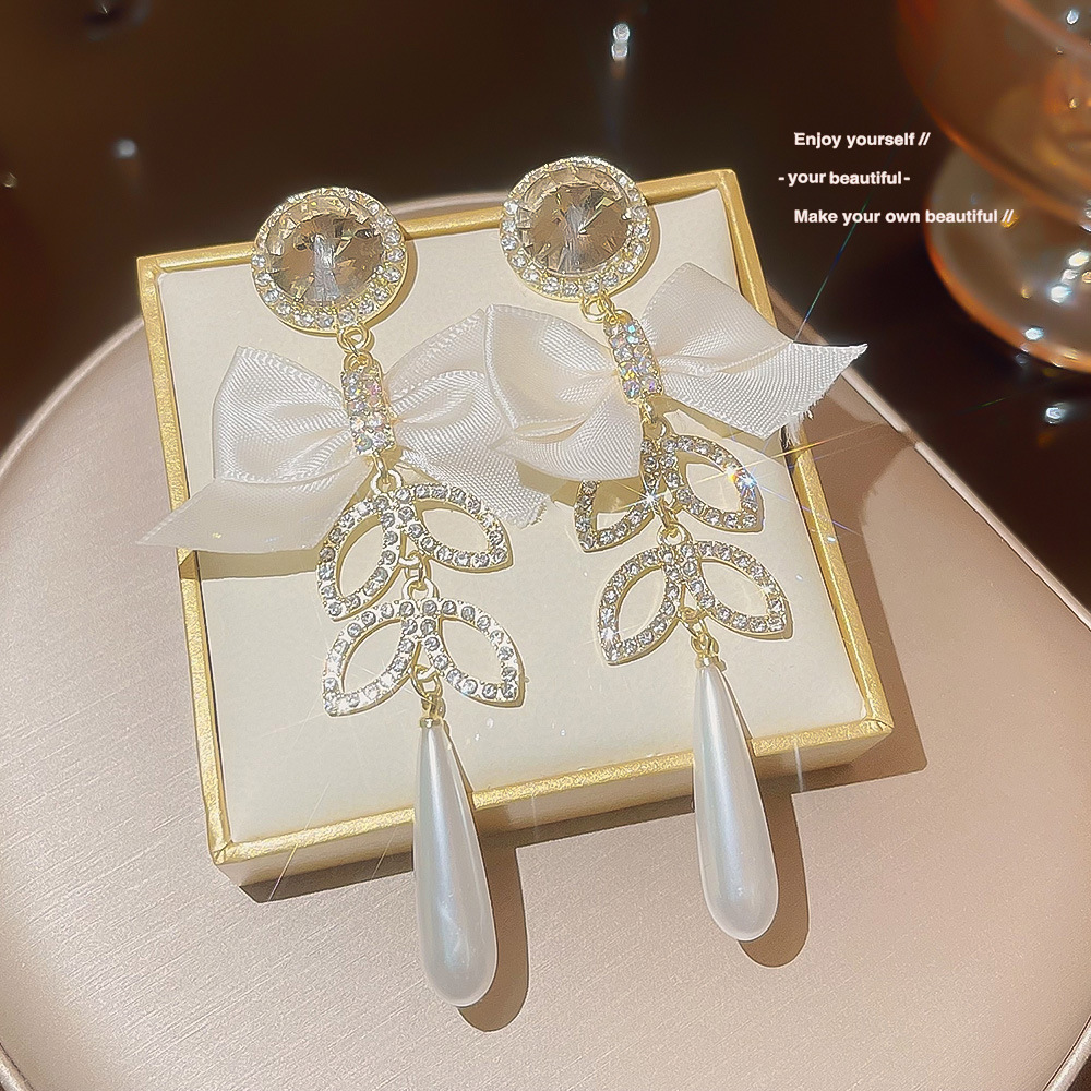 Pearl high-end bow tassel earrings, long and versatile, unique sweet and cool style earrings, fashionable and trendy earrings for women full figure