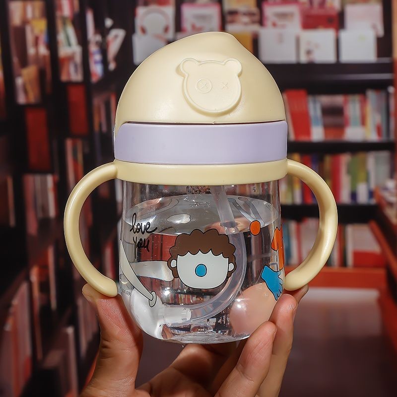 2024 New infant and toddler bite suction cup drinking Cup, cute cartoon baby anti-choking gravity ball straw cup handle Application Scenario