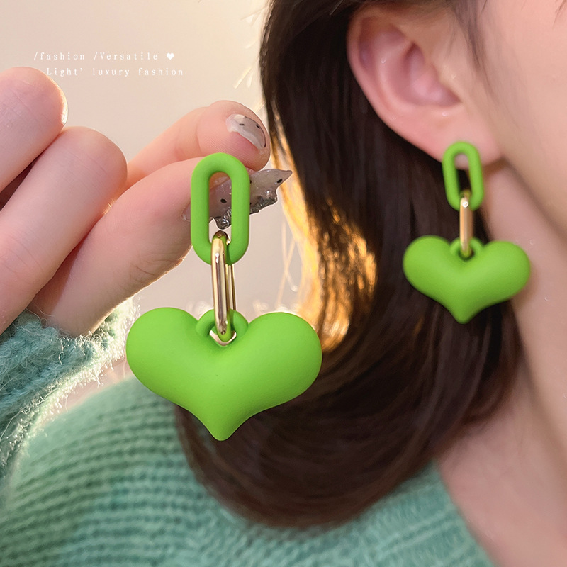 The fresh and green earrings exude a sense of sophistication for women. The exaggerated ear rings are a new style in 2025, with a unique and elegant touch. The ear studs are fashionable earrings details Picture