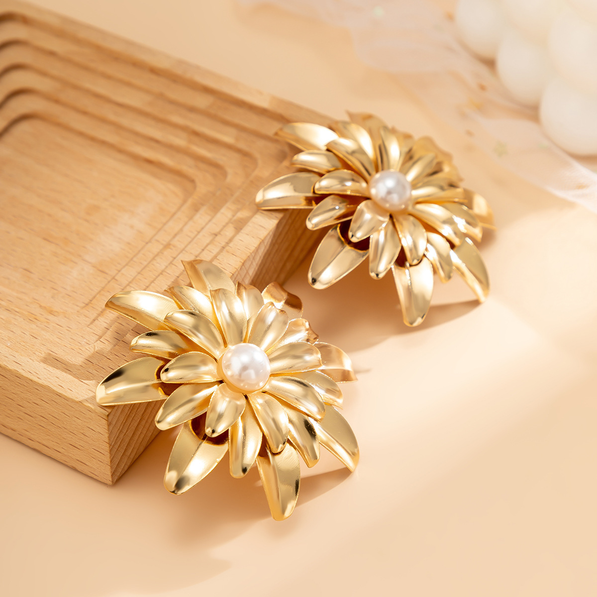European and American style French sweet cool fringed flower large earrings earrings personalized imitation pearl Daisy stud earrings Application Scenario