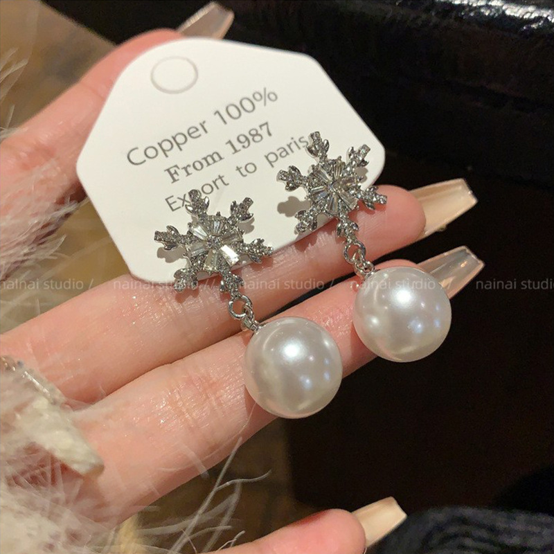Pearl snowflake earrings ~ Christmas Atmosphere earrings 2024 Autumn/Winter new retro French Zircon earrings for women full figure