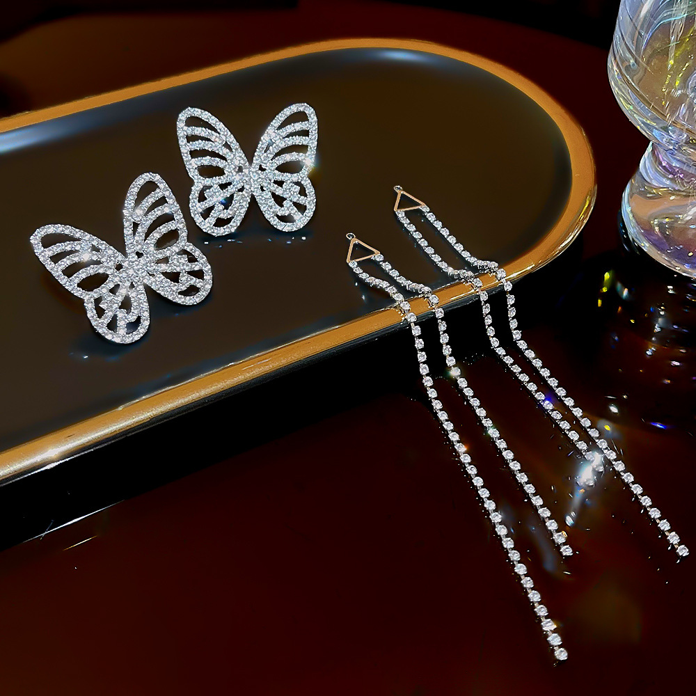 A pair of long, cold and elegant earrings with exaggerated and dazzling European and American style, featuring full diamonds and butterfly tassels Application Scenario