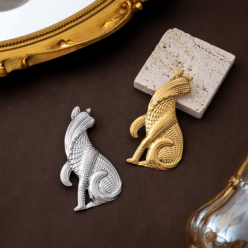 Wholesale of retro and high-end European and American vintage animal brooches, simple and niche kitten creative design accessories full figure