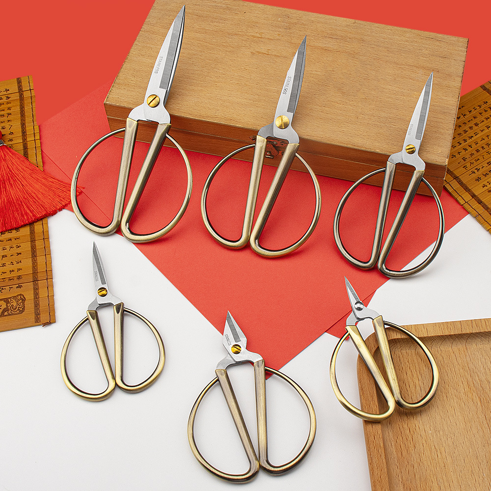 Lin Tai's thickened alloy scissors, household stainless steel, hand-made dragon and phoenix paper-cutting, tailor-made large pointed scissors Application Scenario