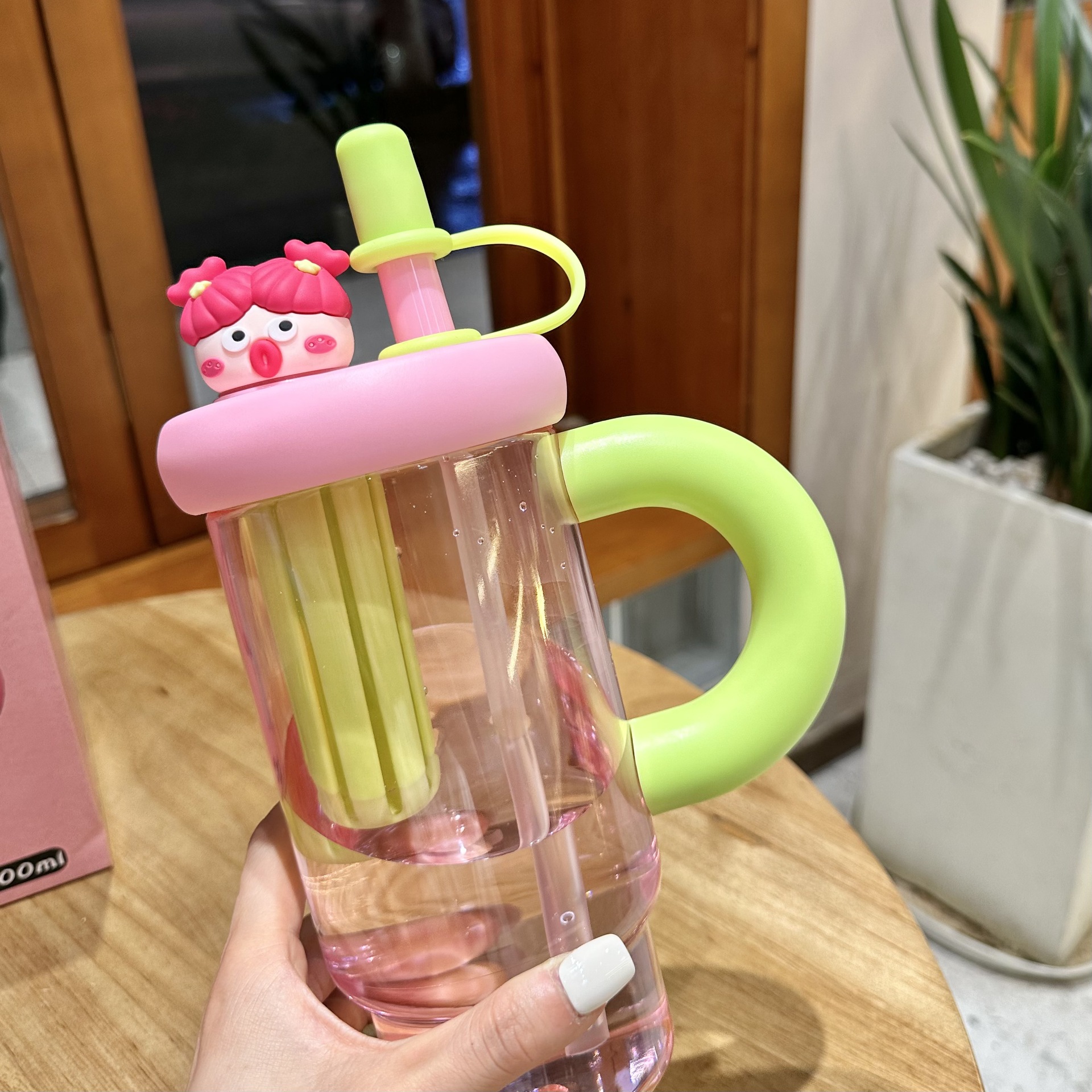 New high-appearure-level large-capacity water cup with straw, heat-resistant and portable. Thickened plastic cup with large capacity for students in summer Specification drawing