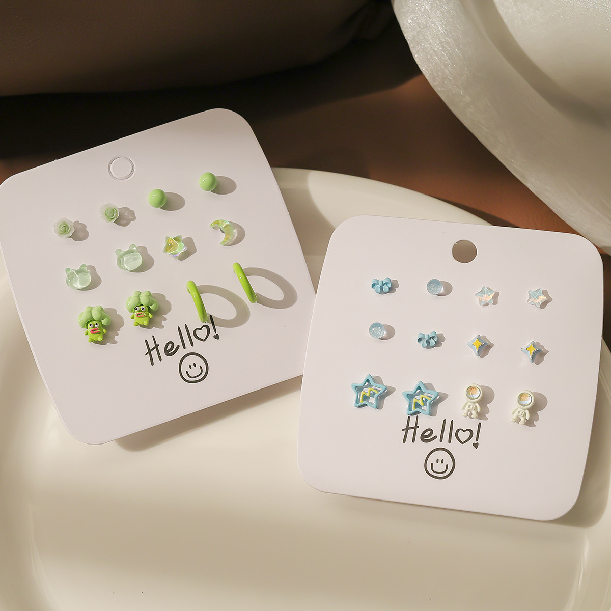 The 2024 new style of the "Whitening Blue Stud Set" features small, unique and niche design earrings. The green forest-themed earrings are trendy full figure