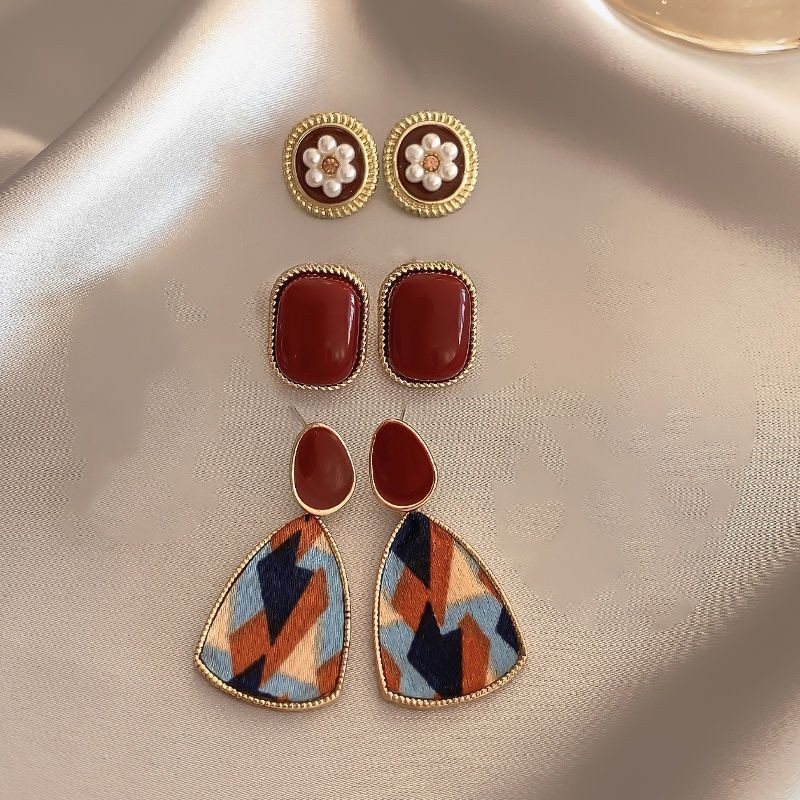 Light luxury and high-end autumn and winter earrings, women's style, trendy ear studs, niche Douyin bestsellers, wholesale earrings Application Scenario