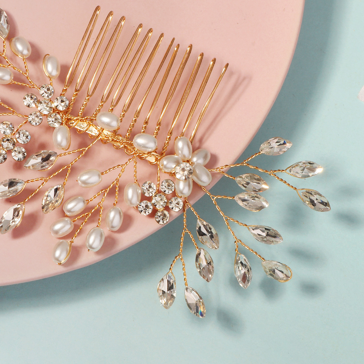 The new pearl comb is a high-end and versatile handcrafted bridal headpiece. It is suitable for wedding banquets, updo, water diamond and pearl hair combs for women Application Scenario