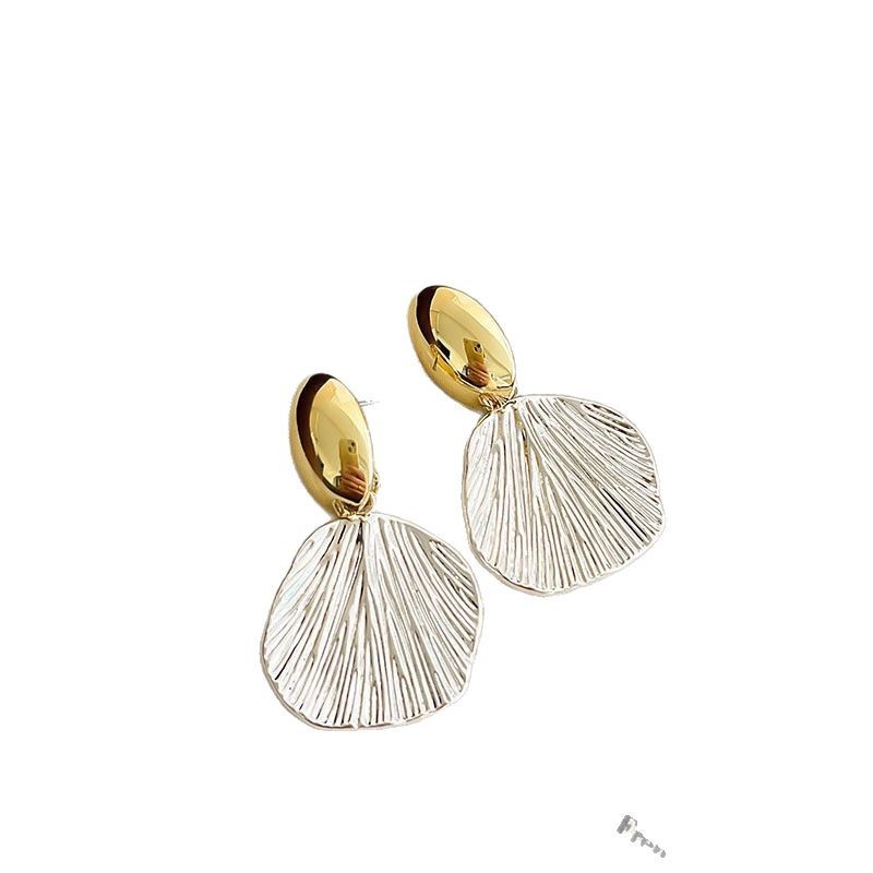 French white pearl shell earrings, women's high-end style, French stud earrings, 2025 new design style earrings Item Picture