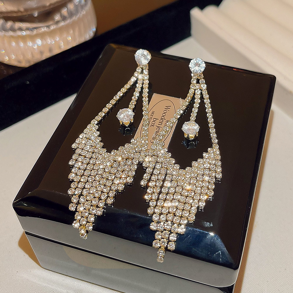 Exquisite and light luxury geometric tassel earrings, Korean high-end diamond-encrusted rhombic earrings, super dazzling cold style earrings wholesale Specification drawing