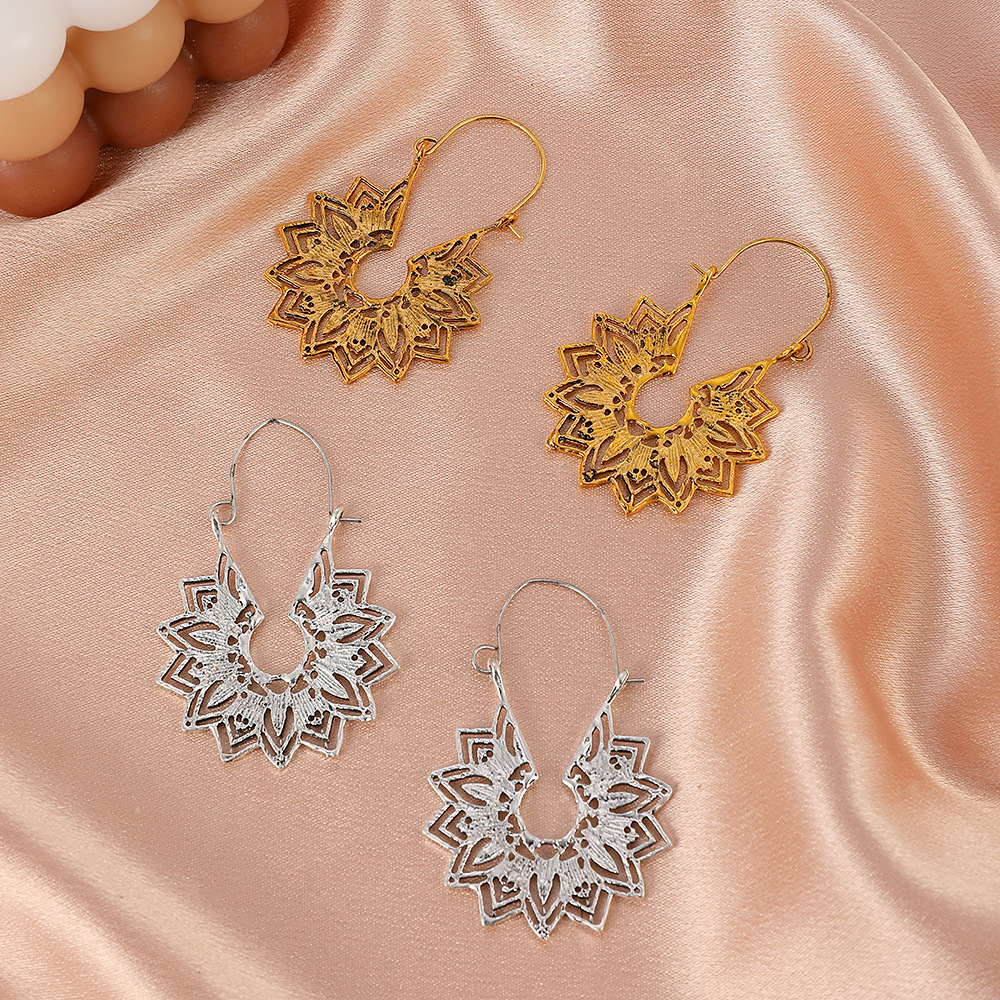 Cross-border retro alloy hollowed-out flower earrings, Bohemian fashion exaggerated geometric stud earrings, ethnic style earrings for women full figure