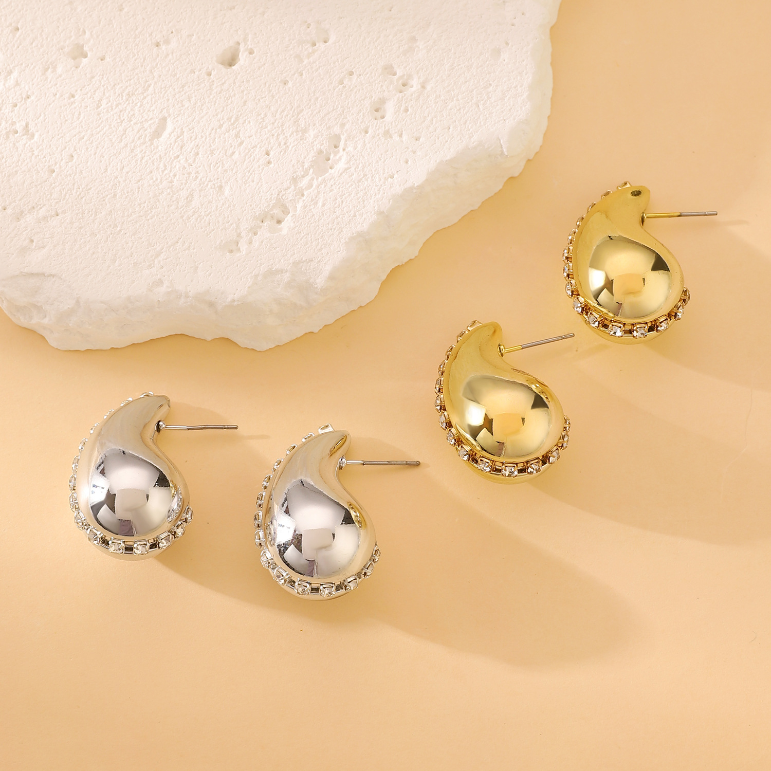 Wholesale of popular diamond-encrusted teardrop stud earrings for women in Europe and America, featuring a light luxury, niche, high-end and simple CCB earrings Specification drawing