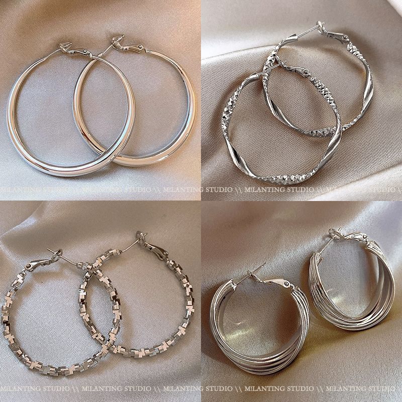 The high-end silver cold style earring earrings exude a simple and elegant feminine charm. The simple and plain hoop earrings are the best-selling earrings of 2024 Application Scenario