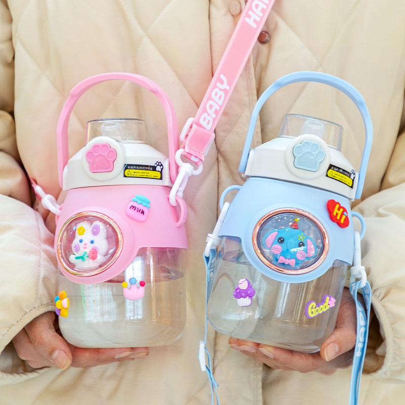Plastic cup summer figurine, large-capacity cartoon portable cup, high appearance level, cute children's straw water cup, portable details Picture