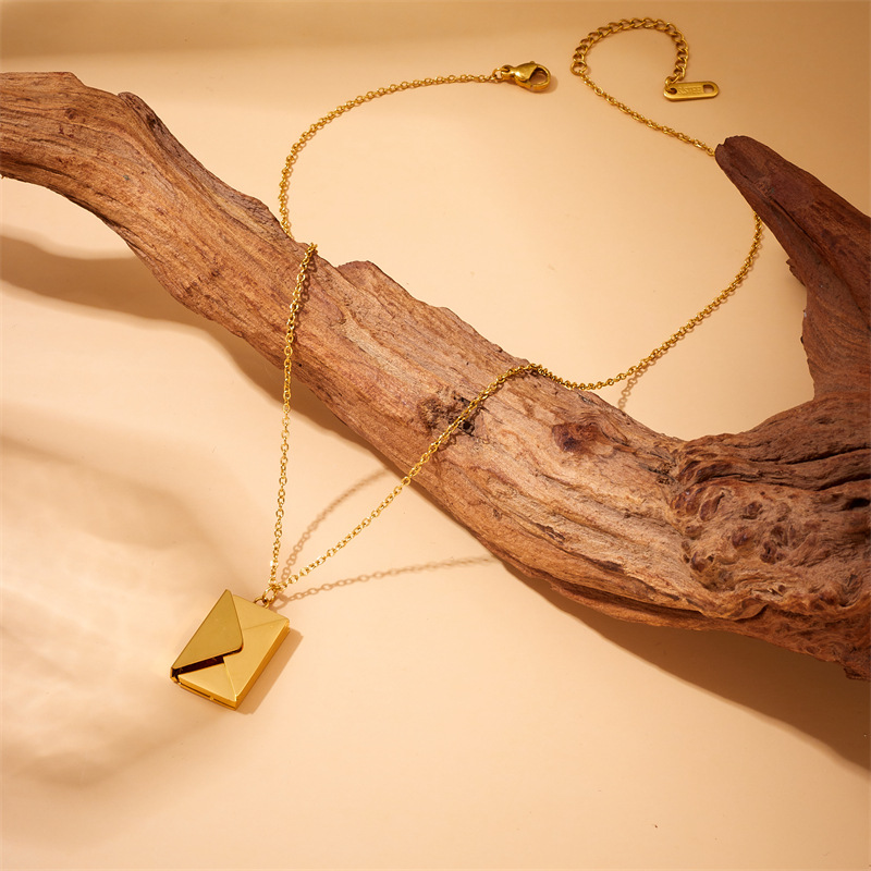 European and American cross-border fashion, creative and personalized, gold-plated smooth detachable envelope pendant, stainless steel chain necklace details Picture