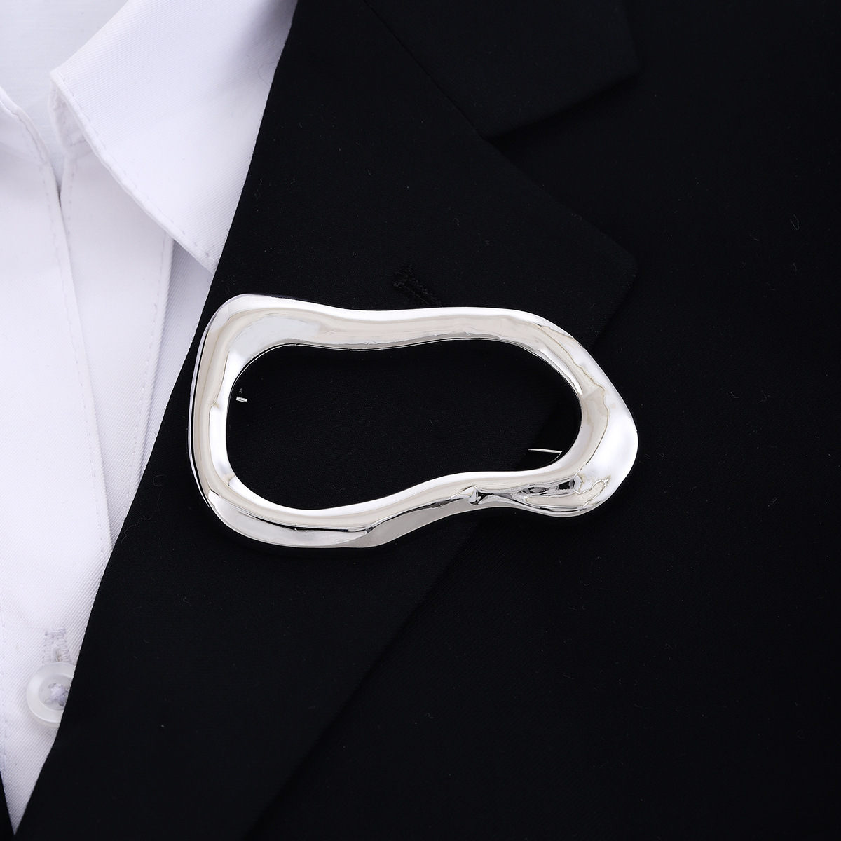Cross-border European and American irregular oval exquisite smooth brooch, simple, light luxury and high-end fashionable brooch for women in autumn and winter Application Scenario