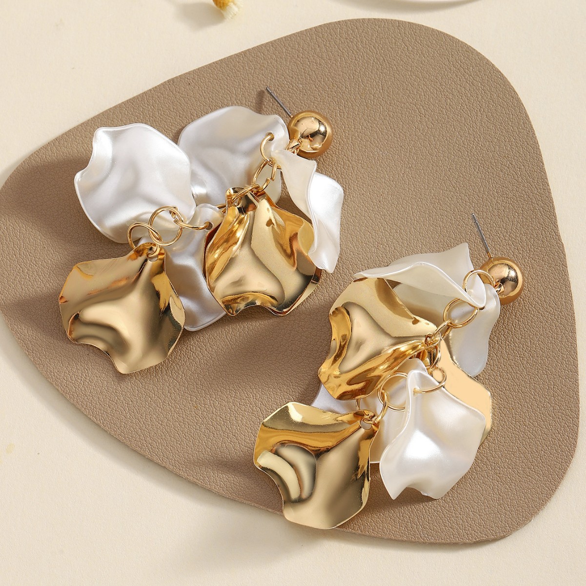 Wholesale of new European and American cross-border best-selling, personalized, fashionable, niche and elegant pendant earrings and pearl alloy women's stud earrings Application Scenario