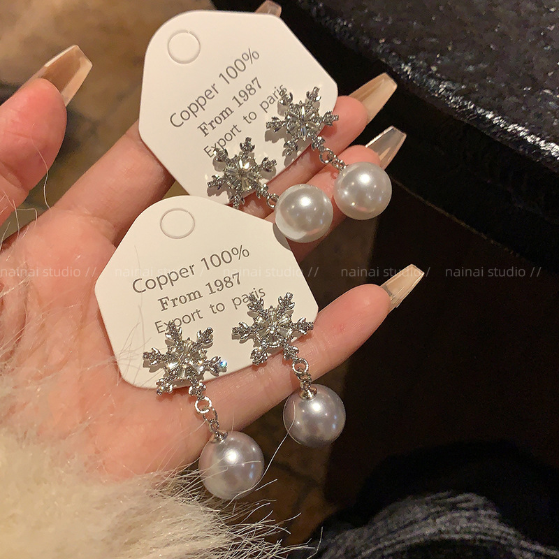 Pearl snowflake earrings ~ Christmas Atmosphere earrings 2024 Autumn/Winter new retro French Zircon earrings for women Application Scenario