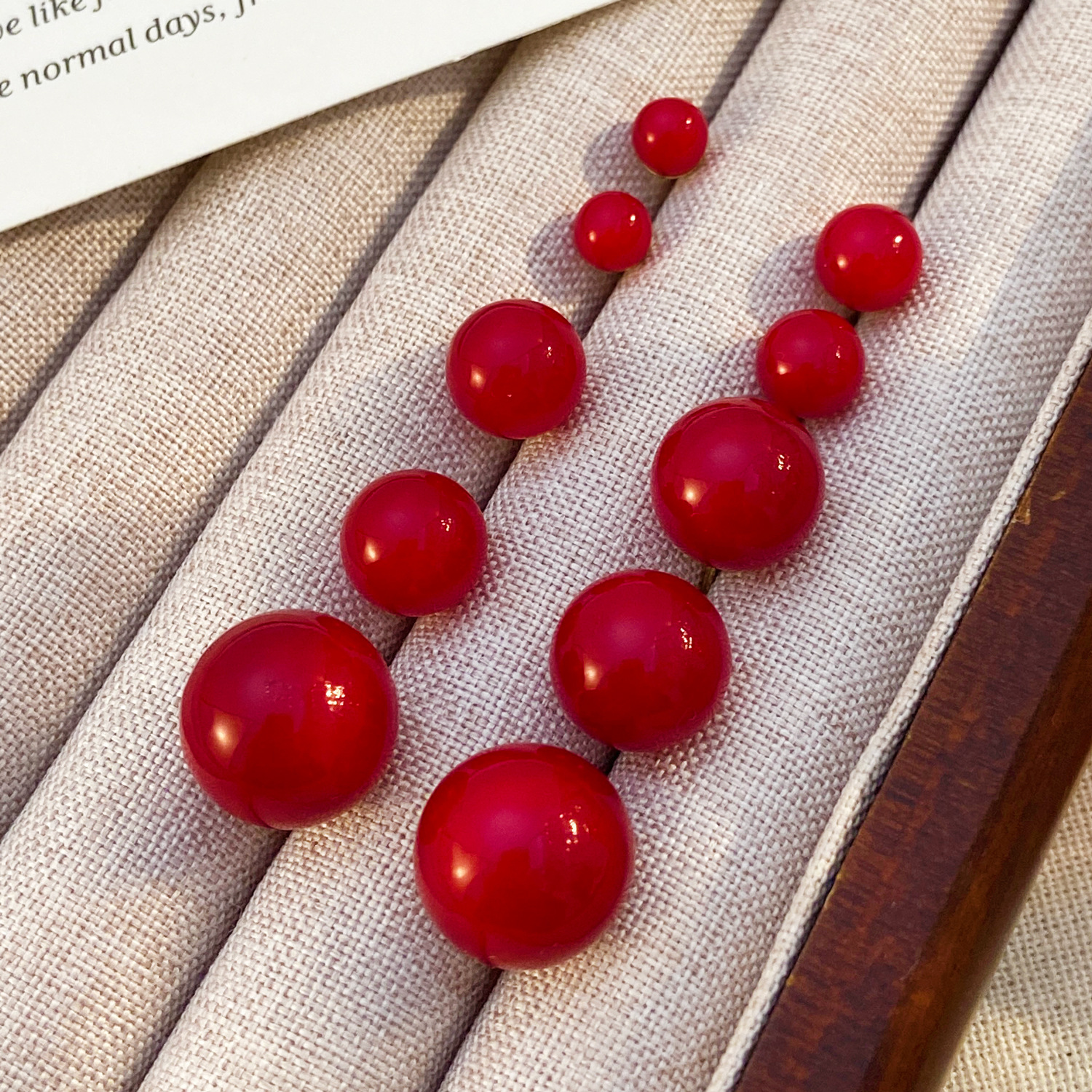 Retro Hong Kong-style red stud earrings for women, New Year's charm earrings, fashionable commuting Ankela red cherry bean stud earrings Specification drawing