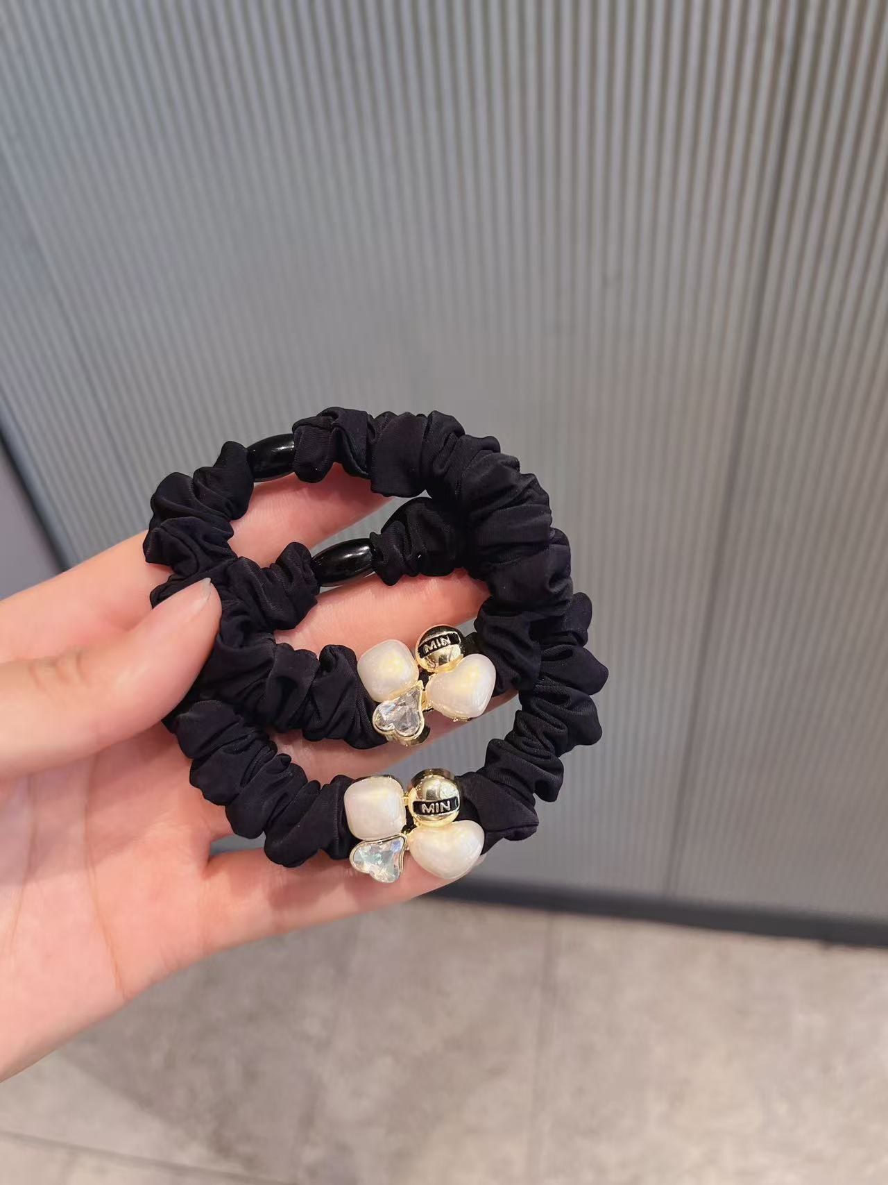 Korean-style large intestine hair band and headband are fashionable hair accessories for women. The large intestine hair band is a simple and versatile hair accessory Specification image