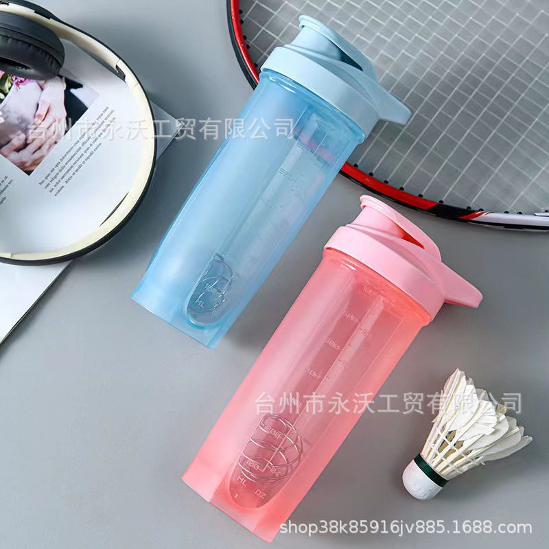 700ml large-capacity shaker cup, sports water cup, gym with handle, outdoor protein powder milkshake graduated cup Application Scenario