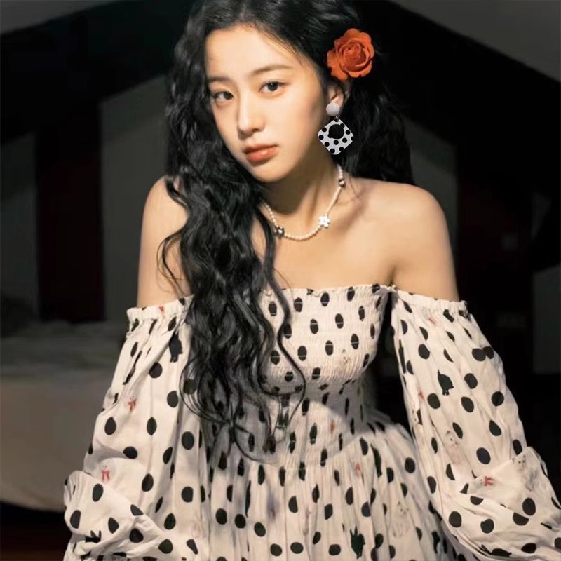 Retro Hong Kong-style earrings and ear rings for women, a new bestseller in 2025, with a high-end and niche design. Earrings and vacation style earrings Specification drawing