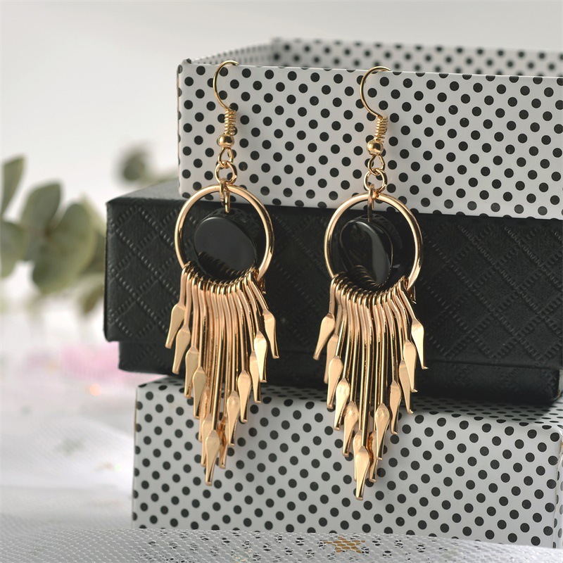 Korean-style fringed geometric earrings, stylish and trendy long round earrings, elegant and retro Japanese and Korean goddess earrings Application Scenario