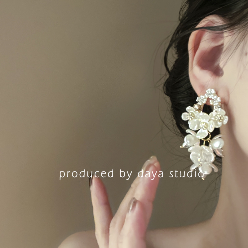 Jasmine Waterfall, a super fairy-like French retro flower zircon tassel earring, exudes a light luxury and high-end sophistication with a unique design style details Picture