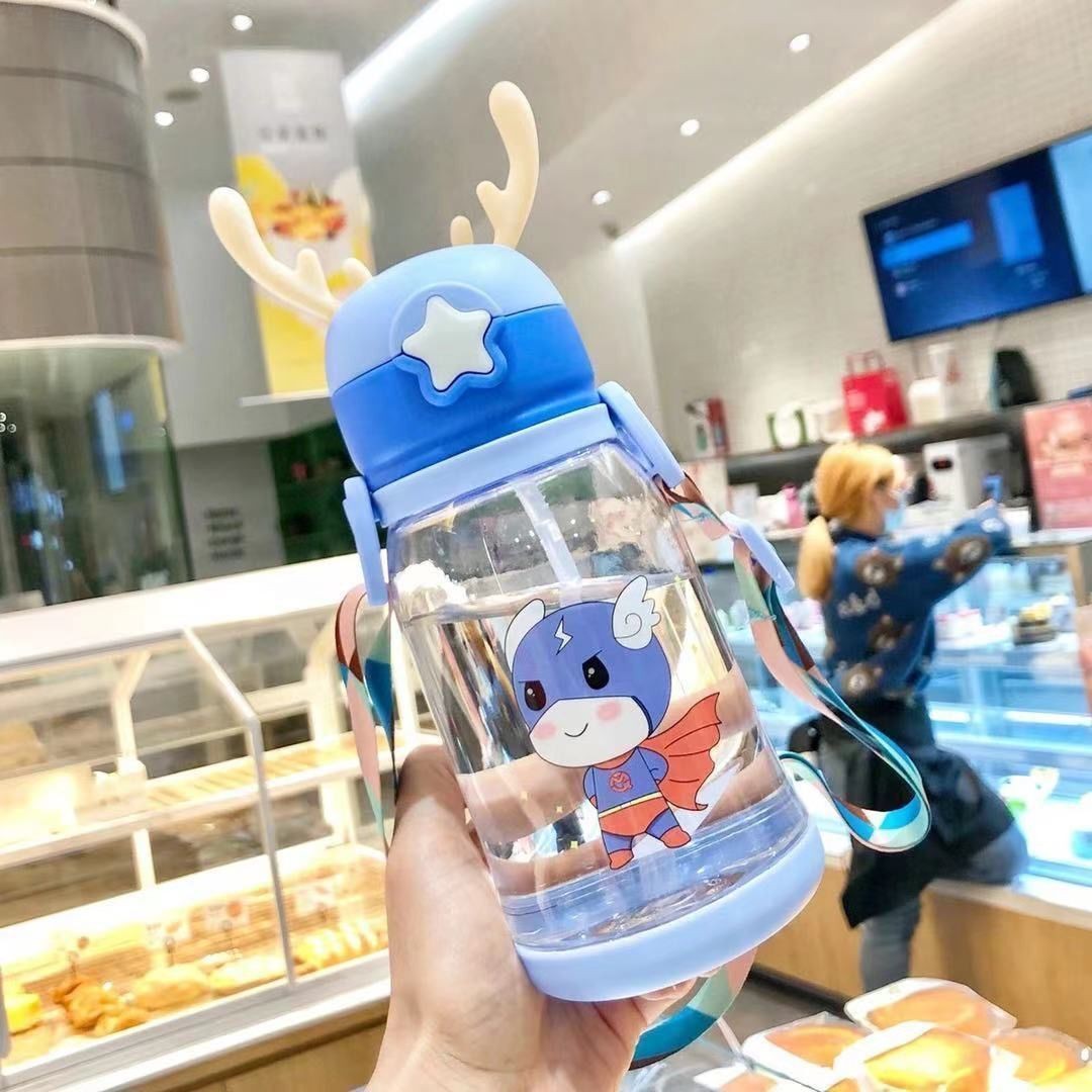 Children's straw cup, learning to drink cup, leak-proof and cute antler water bottle for boys and girls, anti-drop portable water cup for primary school students Application Scenario