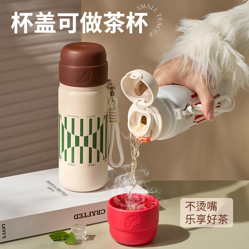 The simple checkerboard insulated cup is portable and comes with a simple student drinking cup. It has a high appearance level and a lid for pouring water details Picture
