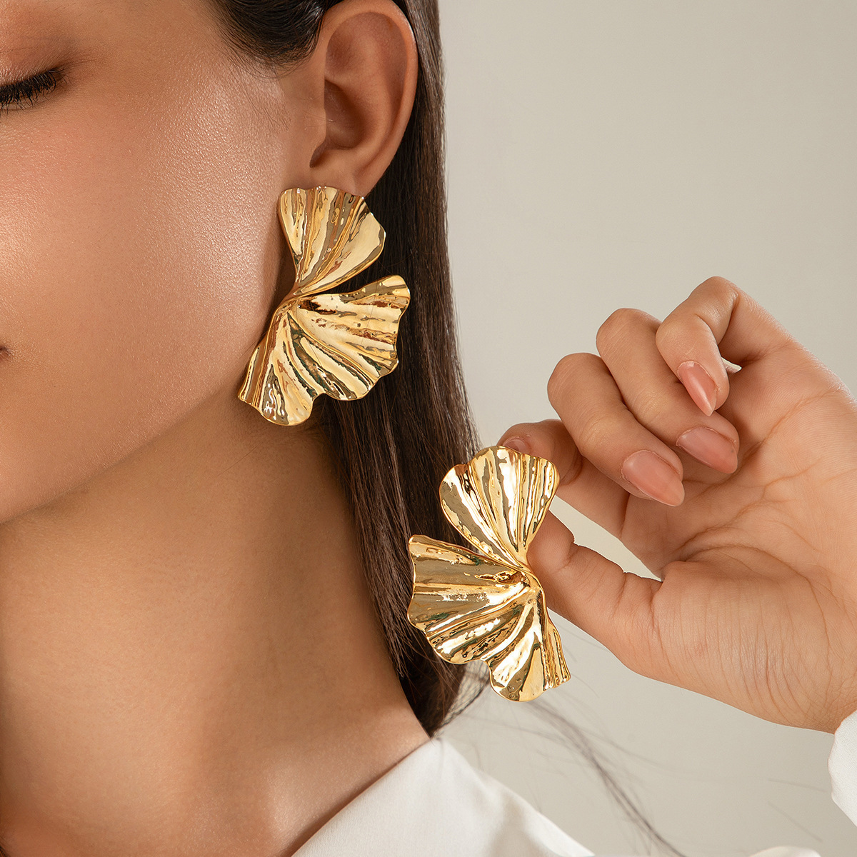 European and American cross-border petal retro earrings liquid metal ginkgo leaf simple stud earrings, women 's niche flower earrings Specification drawing