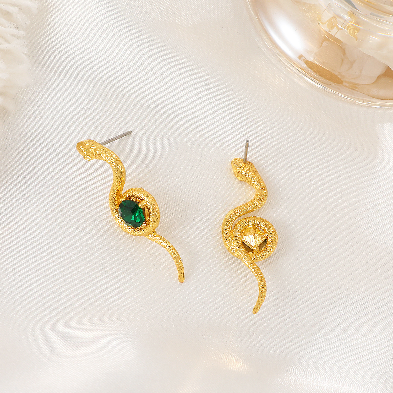 European and American style diamond-encrusted snake-shaped earrings for women, retro and fashionable. Emerald-encrusted small snake stud earrings, ins trend Application Scenario