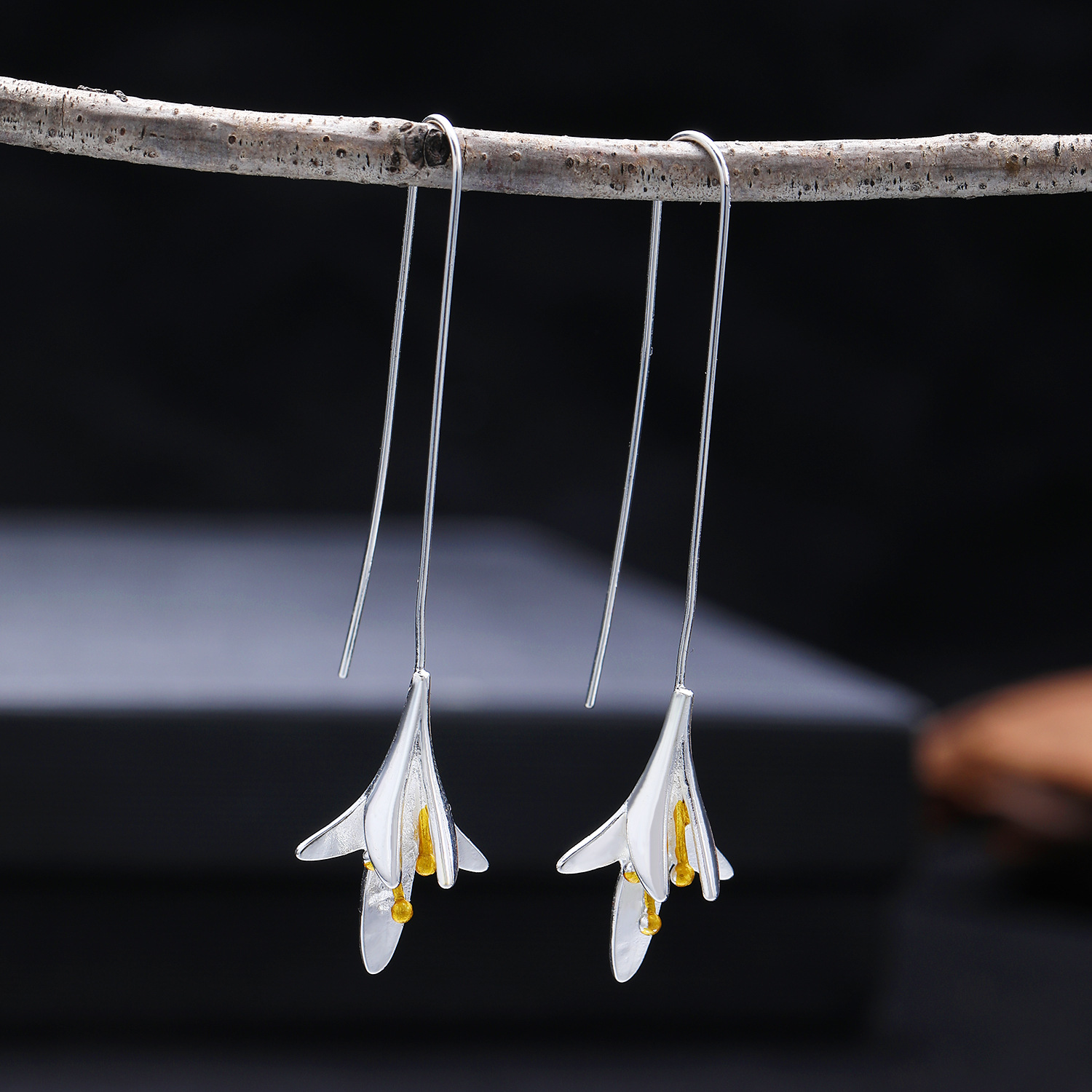 Cross-border spring and summer lily earrings for women, ins style, retro long and elegant flower ear lines, European and American style earrings wholesale details Picture