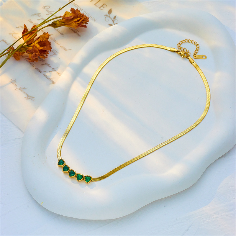 A simple and versatile green diamond-encrusted heart-shaped snake bone chain necklace with a unique retro design from Europe and America Specification drawing