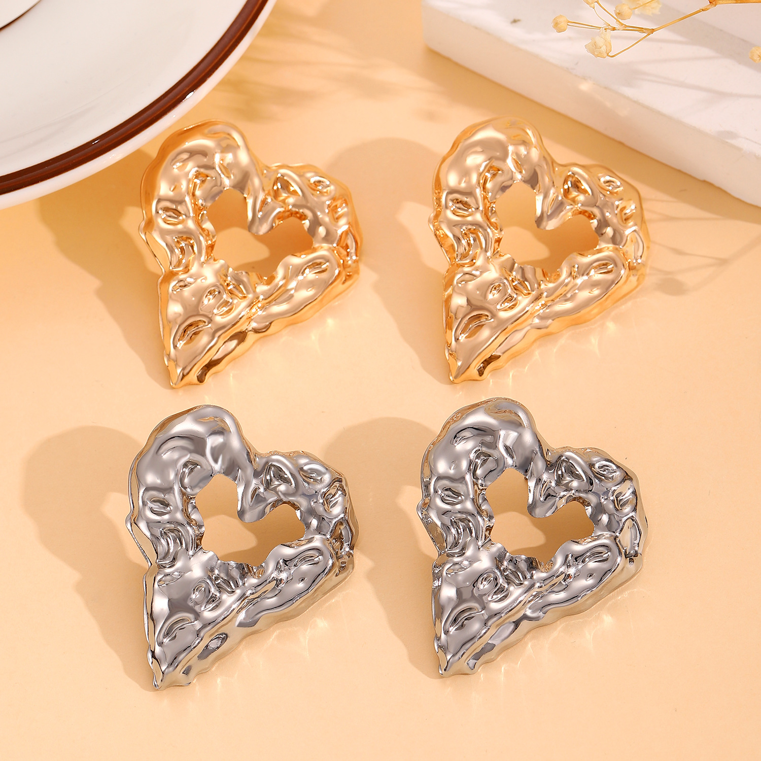 European and American pleated lava metal-textured hollowed-out heart-shaped stud earrings, unique, niche, elegant and high-end, exaggerated earrings for women Specification drawing