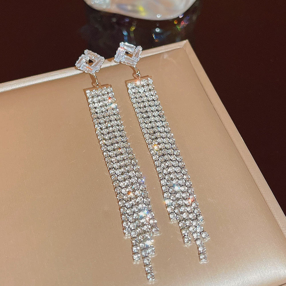 Fashionable and versatile super flash Zircon geometric tassel earrings, Korean-style high-end, exquisite and elegant, slimming and face-enhancing earrings wholesale Application Scenario