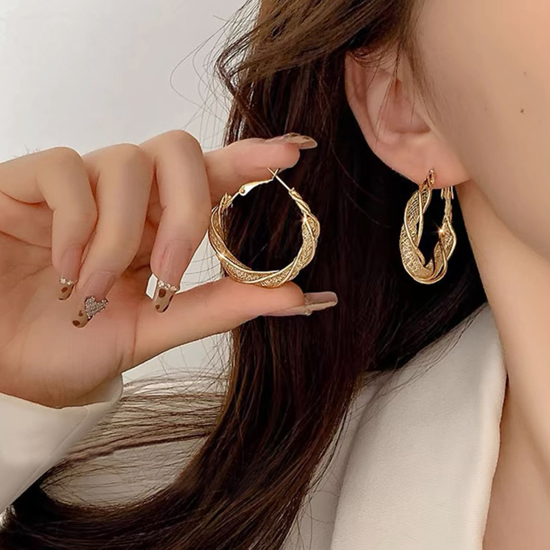 High-end metal earrings for women, a new bestseller in 2025, with a niche design sense and a light luxury circular style details Picture