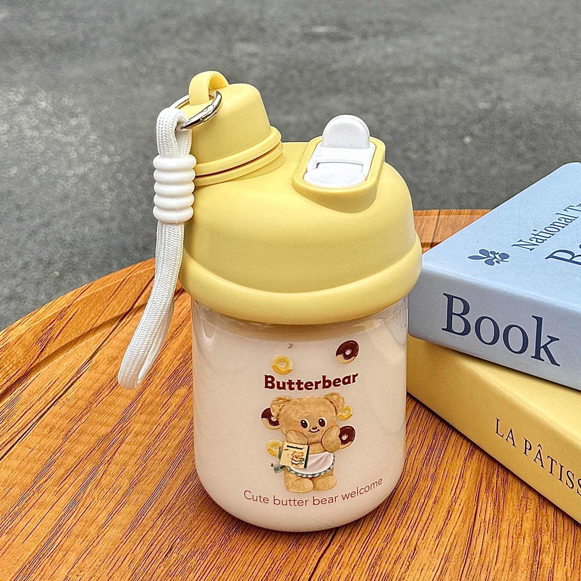 High appearance level coffee cup, portable and easy-to-use cup for female students, Instagram cute new summer star-shaped plastic water cup with a handle details Picture