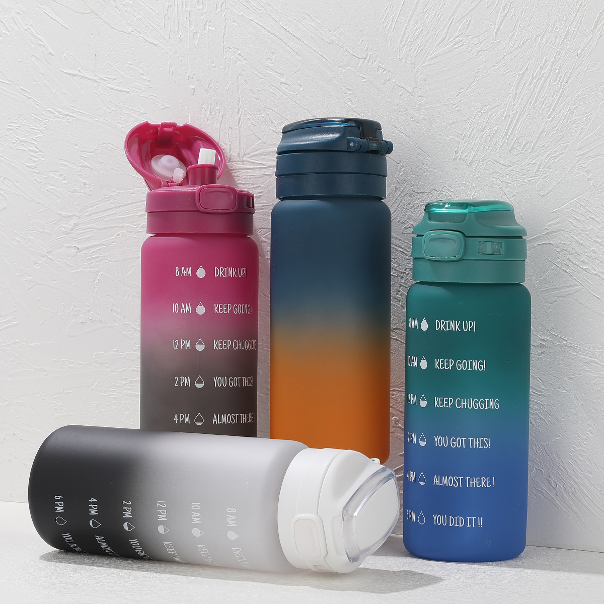 The manufacturer is selling a new large-capacity sports and fitness graduated straw cup, a hand-held outdoor adult plastic cup with gradient color full figure