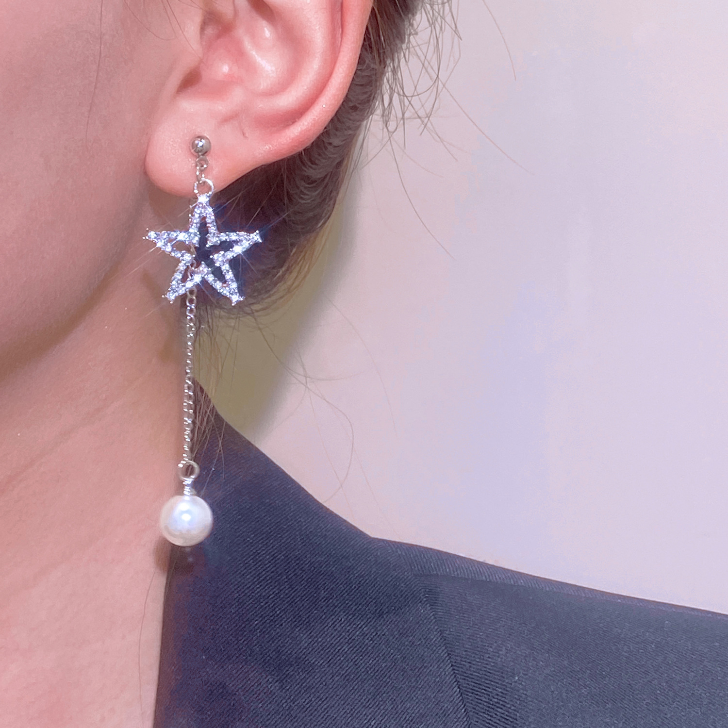 Niche, exquisite and fashionable long tassel earrings with full diamonds, heart-shaped star stud earrings, and women's earrings, exuding a sense of light luxury and sophistication full figure