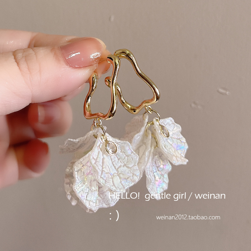 Shell petal tassel long stud earrings for women, super fair-looking, niche and high-end style earrings, elegant earrings for traveling and taking photos full figure