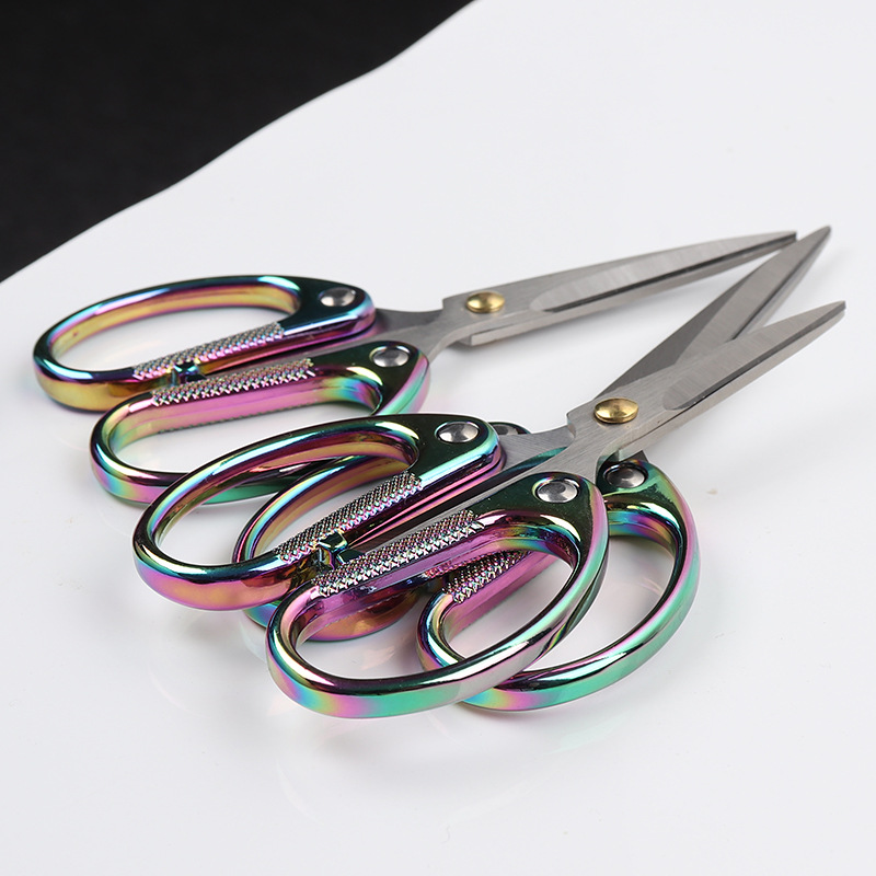 Lin Taizuo small scissors, stainless steel home and office small scissors, handmade window decorations, paper-cutting scissors, student stationery scissors Application Scenario