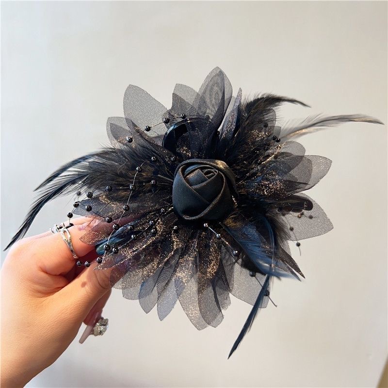 The 2024 new feather puffy grappling clip is a trendy and stylish updo that adds volume to your hair. It's a black bestseller with a shark clip full figure