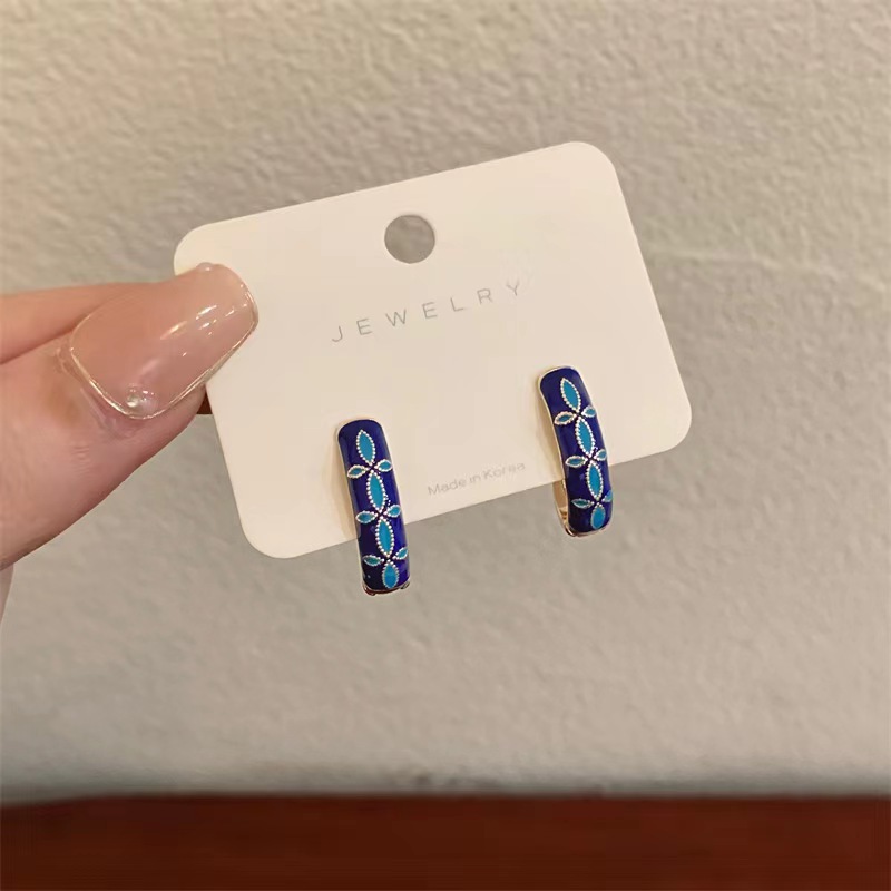 Retro court-style stud earrings with fashionable oil drip technique and blue petal pattern women's earrings are selling well across borders from Europe and America Specification drawing