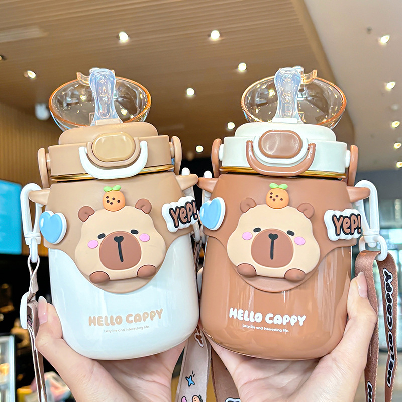 The Capibala small belly insulated cup comes with an adjustable cup string for easy carrying. It features a locking design and a double-spout drinking cup full figure