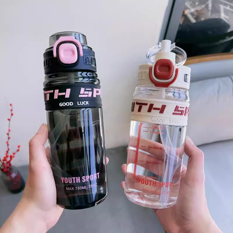 New sports water cup: large-capacity, high-temperature resistant, simple plastic cup, high appearance level, straw, portable cup for male and female students full figure