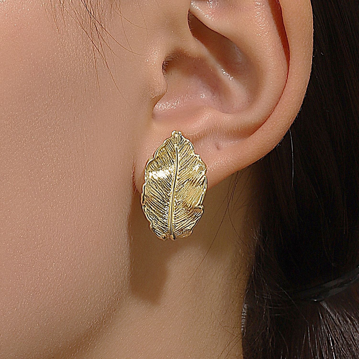 European and American InS-style golden leaf stud earrings, women's unique and elegant three-dimensional texture leaf earrings, cross-border fashionable earrings details Picture