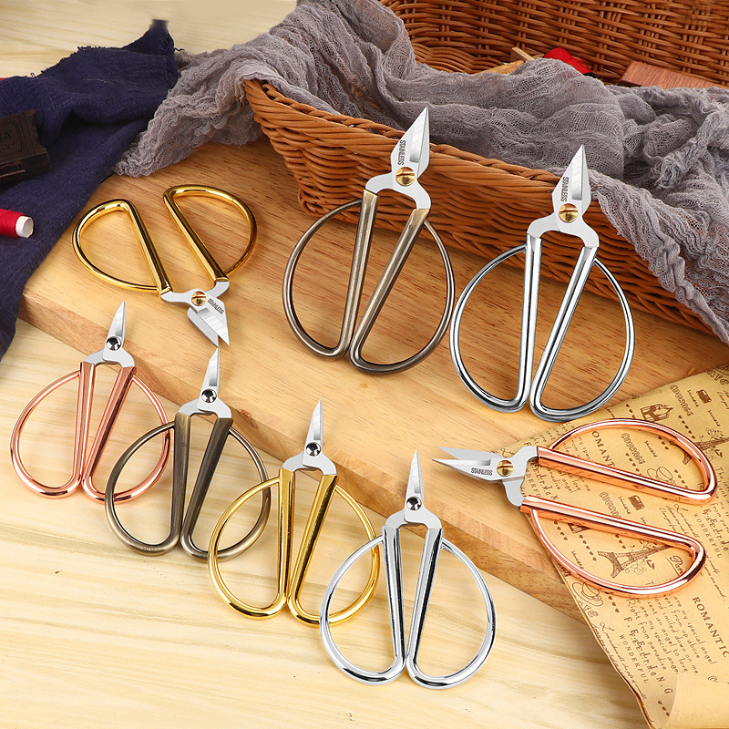 Lin Tai makes scissors, household kitchen stainless steel dragon and phoenix tailors, fabric cutters, handicrafts, industrial large paper-cutting, pointed scissors Application Scenario