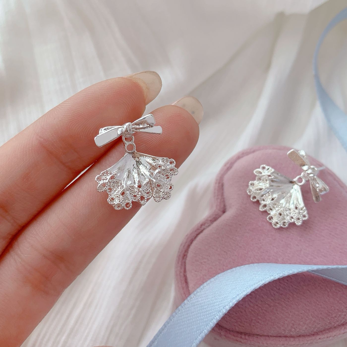 Exquisite bow-shaped lace skirt-hem earrings for women, plain silver back hanging, double-wear commuter Korean-style high-end earrings details Picture