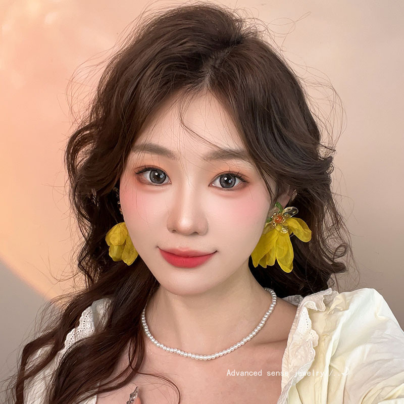 Yellow mesh flower earrings for women, 2025 new style, high-end forest-themed fresh and delicate stud earrings, elegant vacation style earrings Application Scenario